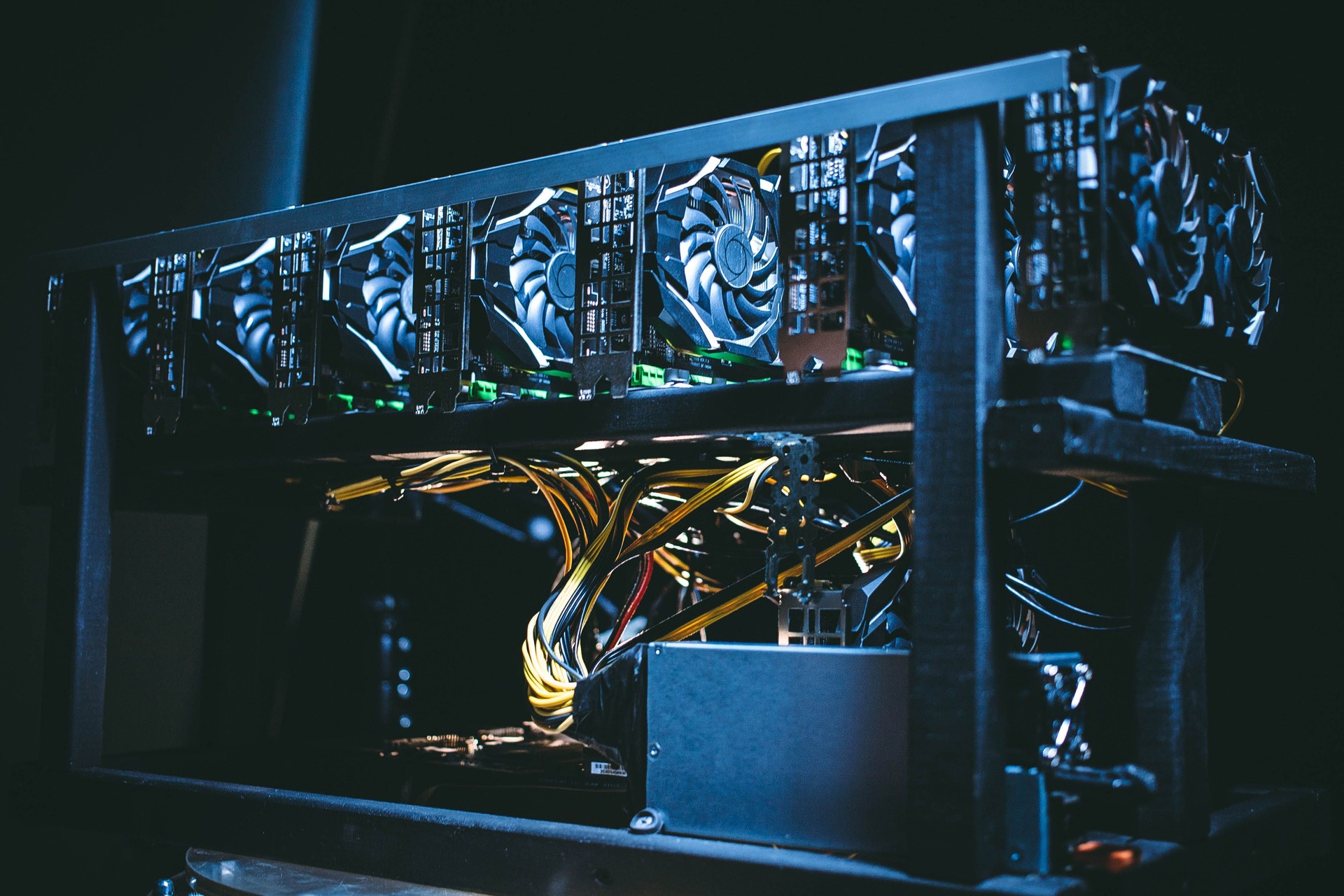 Große IT-Maschine mit Fans. Bitcoin-Mining-Bauernhof